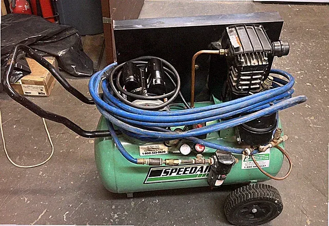 SPEEDAIR Air Compressor- 20 G Tank 4B227E Horizontal 135PSI max